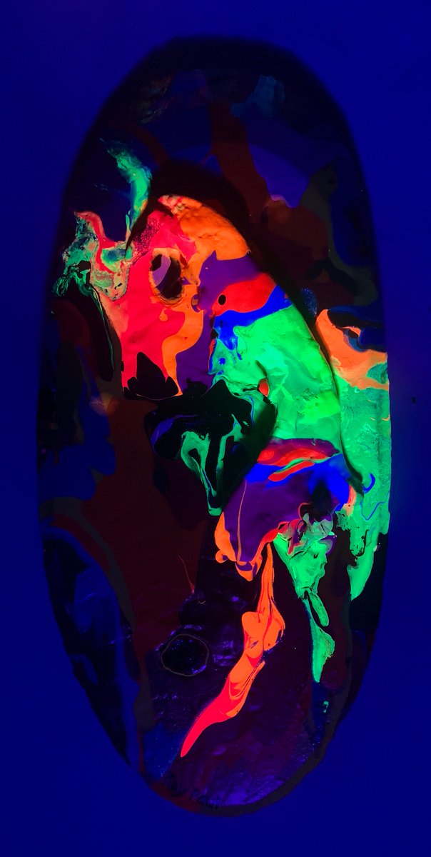 raypaul4's tweet photo. "Mask 5," acrylic, latex and enamel on wood, teeth and bone, 13" x 6" x 2" 2024 #abstractart #abstractpainting #popexpressionism #neonart #mixedmediaart #neonmask https://t.co/G4iq5pxhFD