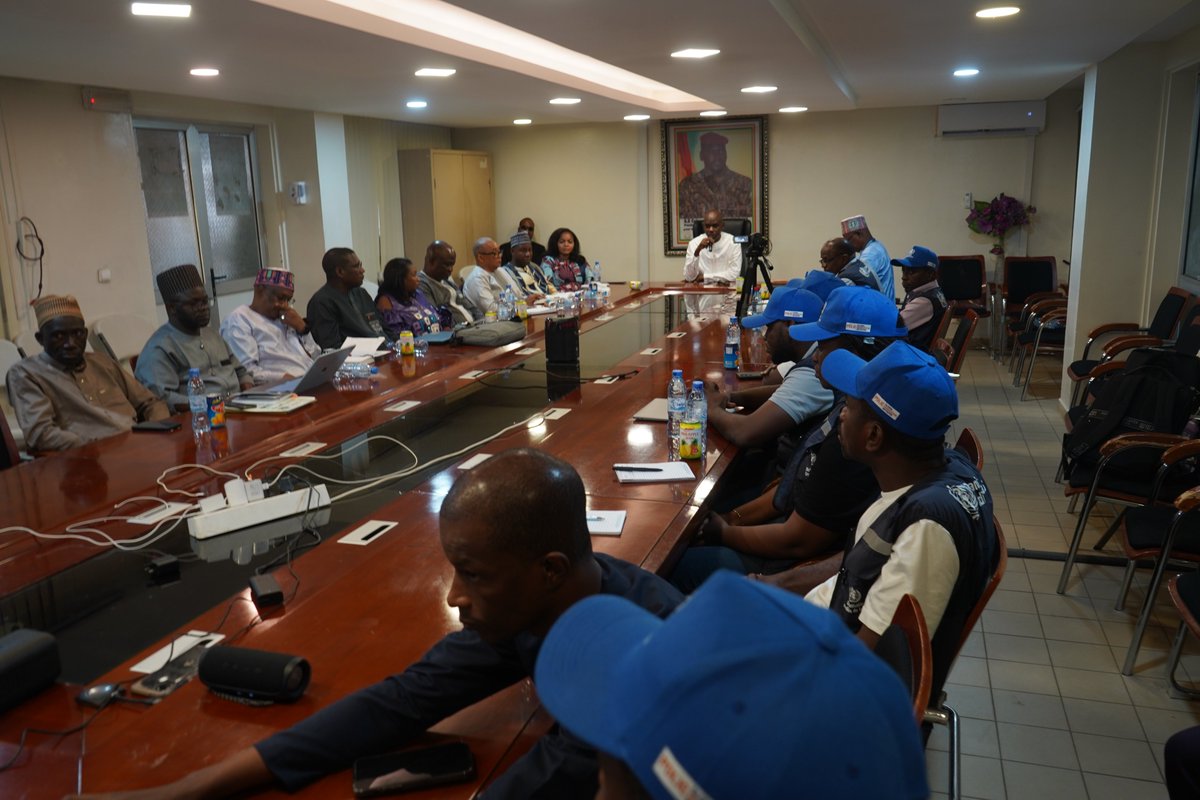 guinee_oms's tweet photo. Débriefing de l'équipe médicale d'urgence de @WHO au #Msante sur la prise en charge des blessés suite à l'incendie du dépôt des hydrocarbures de Conakry.  La mission a parlé des résultats obtenus et fait des recommandations pour améliorer la prise en charge des urgences médicales https://t.co/5Pa7W9RSq0