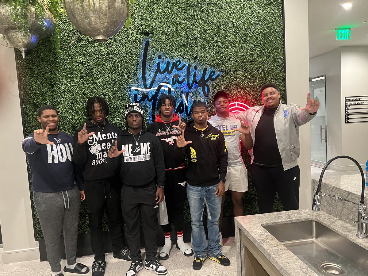 levelupexp_'s tweet photo. Starting off the New Year Right!
We had to get them #Eastside boys to come through
Ep. 15 of the Level Up Exp Podcast will be out this week!
🔥🔥🔥
#LevelUpExp #Podcast #txhsfb #NewYear #Eastside #HTown
@unexpectedkb9 @TheChrisBarnes1
@FutureMj21 @TerrenceG2024
@H_Cedric8 https://t.co/PW7wb5113t