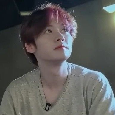 bokisfreckless's tweet photo. lee know patting himself ~ a  very important thread https://t.co/nVEHA7Z1Hb