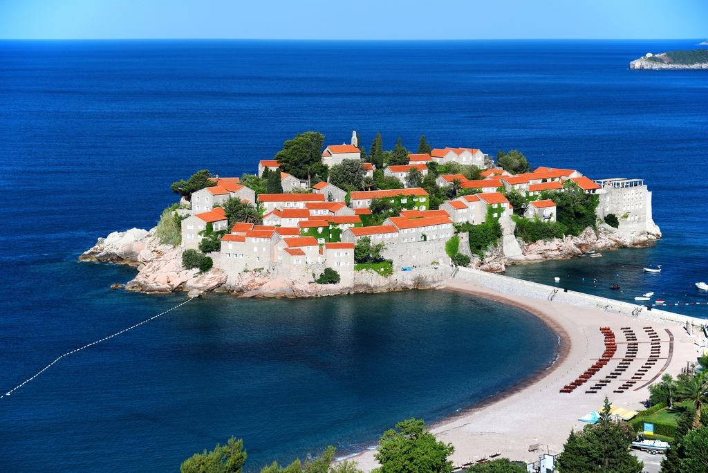 MyStart_com's tweet photo. Escape to the enchanting paradise of Sveti Stefan Island, where dreams are made of cobblestone streets, turquoise waters, and breathtaking sunsets🌴✨ #SvetiStefanIsland #IslandParadise #Wanderlust
👉️ https://t.co/SEVvyS83fk https://t.co/C5ofFjeDcK