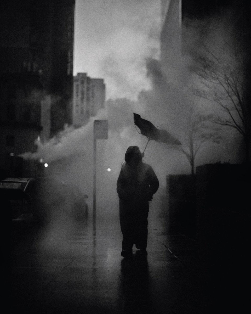 Penmanphoto's tweet image. An image taken this past week whilst out and about teaching one to one workshops in New York City.

New York. Copyright Phil Penman.

#leica #nycstreet #bnwphoto #streetphotography