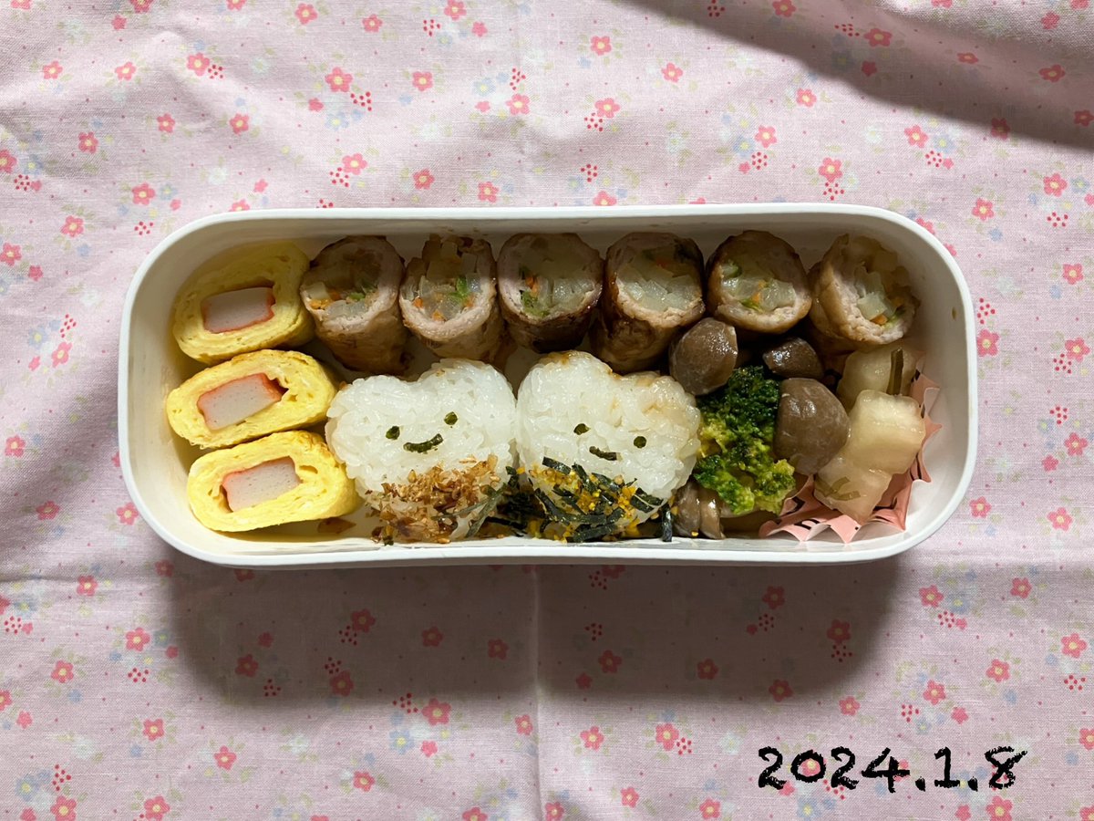 comilona_mm's tweet photo. １月８日の娘弁当。

豚肉野菜巻き
カニカマ入り卵焼き
しめじとブロッコリー炒め
おにぎり

#高校生弁当 #お弁当記録 https://t.co/MXIWnmyD1m
