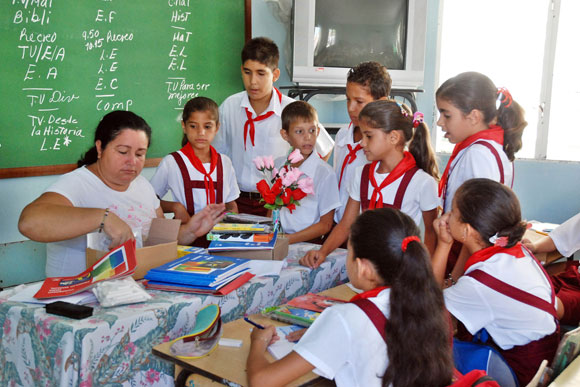 Hoy se reanudan las actividades del curso escolar 2023-2024. ¡A las aulas con la emoción del primer día! ¡Son tiempos de estudiar y aprender! #EstaEsLaRevolución #Cuba