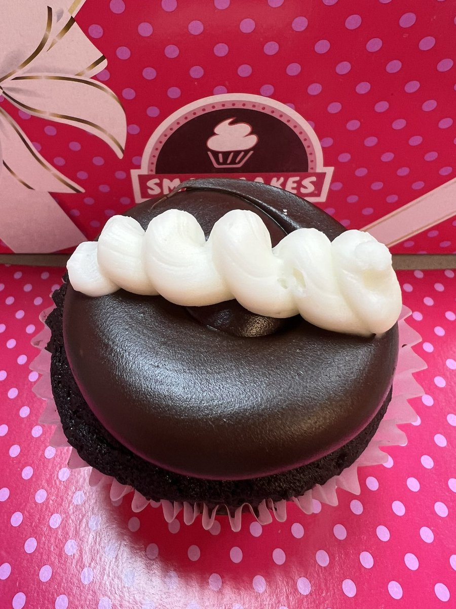 SmallCakesNDH's tweet photo. Happy Monday! Our yummy specials today are #StuffedCookie #ShirleyTemple #CaramelVanillaCream #Cupcakes +17 delicious daily Signature Cupcake flavors like #ChocolateCream! Order pickup at 404.621.9634 or via https://t.co/MTIy7NEtp6! Or get delivery thru UberEats or DoorDash! https://t.co/0ceV07ZA5V
