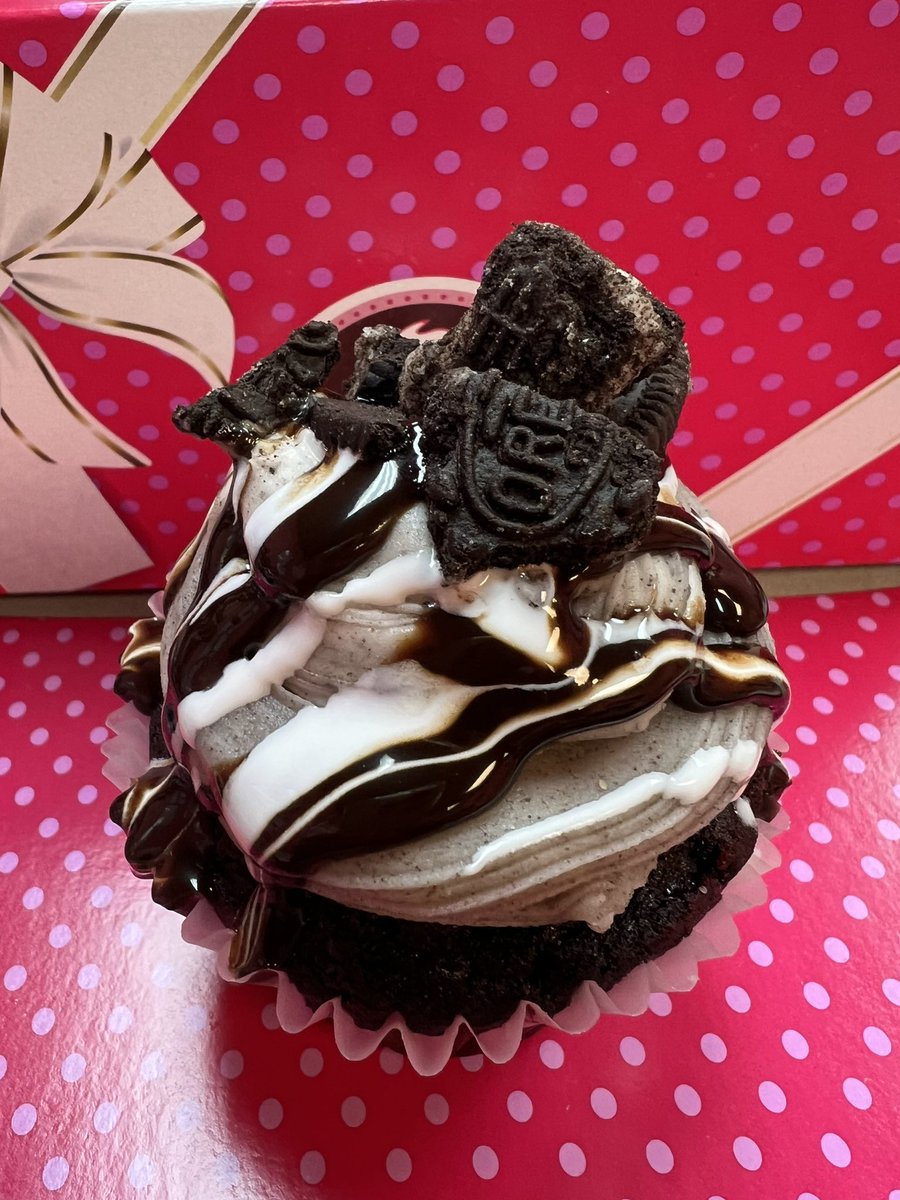 SmallCakesNDH's tweet photo. Happy Monday! Our yummy specials today are #StuffedCookie #ShirleyTemple #CaramelVanillaCream #Cupcakes +17 delicious daily Signature Cupcake flavors like #ChocolateCream! Order pickup at 404.621.9634 or via https://t.co/MTIy7NEtp6! Or get delivery thru UberEats or DoorDash! https://t.co/0ceV07ZA5V