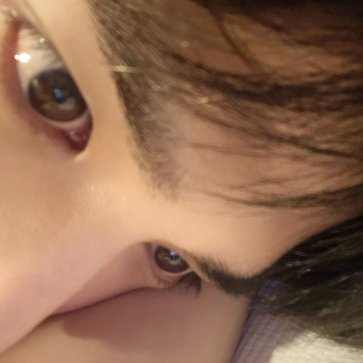 영훈이 침대얼빡셀카 너무 오랜만이야… 
진짜 너무 좋아서 북다닥 달려옴🥹🥹
말랑아기에오..✌️