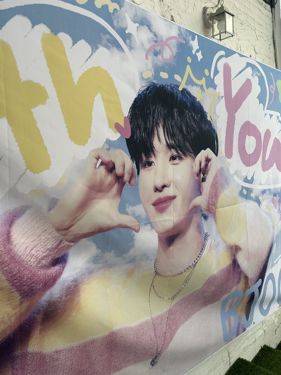 bbangyo2's tweet photo. 📍 카페 파티세리 로그

#병주곁에_언제나_BeWithYou

보자마자 떠오르는 단어 넘 귀여운 카페 컨셉 아기자기 🎉
고민도 없이 왕귀여운 빵람쥐 컵케이크로 구매했는데 병주 생일은 지났지만 저 혼자 초 불고 병주 생일을 마무리하려구요 .. ㅎㅎ 귀여웡 🐿️🤎 https://t.co/xpTZle2n9S