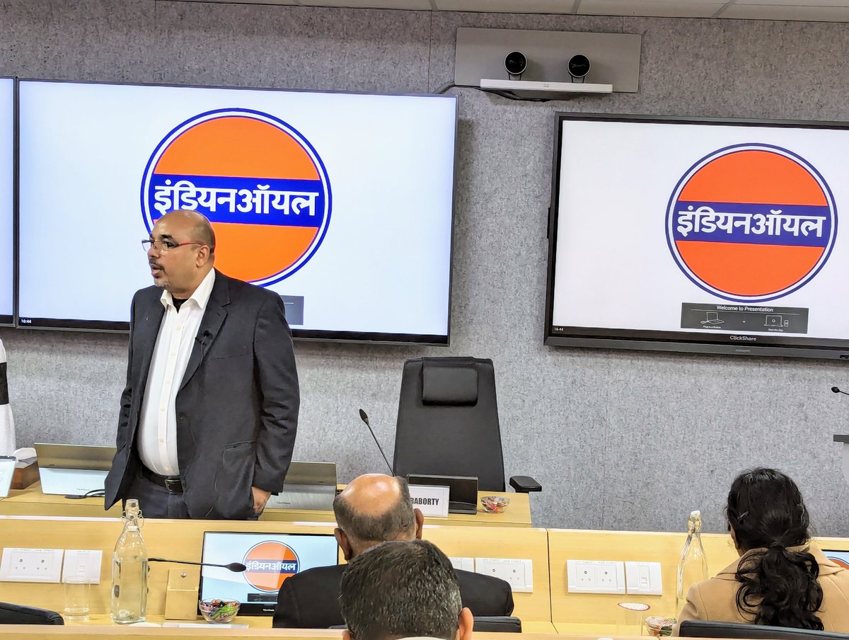 utpal_bob's tweet photo. #GenerativeAI and #UltiMeeT at @IndianOilcl

#AI #IntellAI #GenAI https://t.co/Uu1hURiPL2
