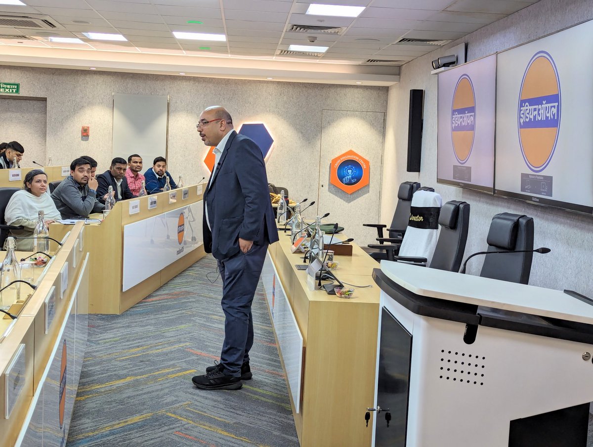 utpal_bob's tweet photo. #GenerativeAI and #UltiMeeT at @IndianOilcl

#AI #IntellAI #GenAI https://t.co/Uu1hURiPL2