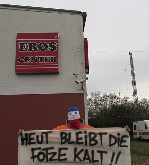 Unglaublich! Vermummte Teilnehmer der Proteste blockieren mit #Traktor en die Zufahrt zum Eros Center #Greifswald und posieren mit diesem geschmacklosen Banner. Was das mit der Ampel Politik zu tun haben soll, kann ich nicht ausmachen #Bauernproteste #B0801 #Bauerndemo #Landwirte