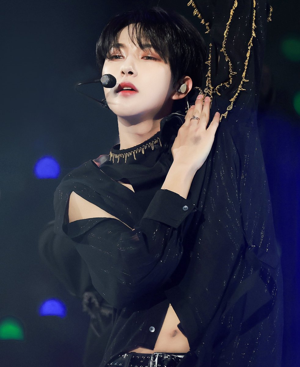 renjuniejunjun's tweet photo. ᶦⁿʲᵘⁿ off stage              𝕽𝖊𝖓𝖏𝖚𝖓 on stage https://t.co/rVWvEgcq22