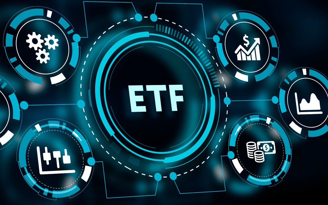 Todos estamos hablando de la aprobación de ETFs de #BTC  pero ¿que es un #ETF? 
Es un conjunto de activos que cotiza en la bolsa de valores, reflejan el rendimiento de un índice, bono, divisa, acción y ofrecen una forma de invertir sin comprar directamente el activo.