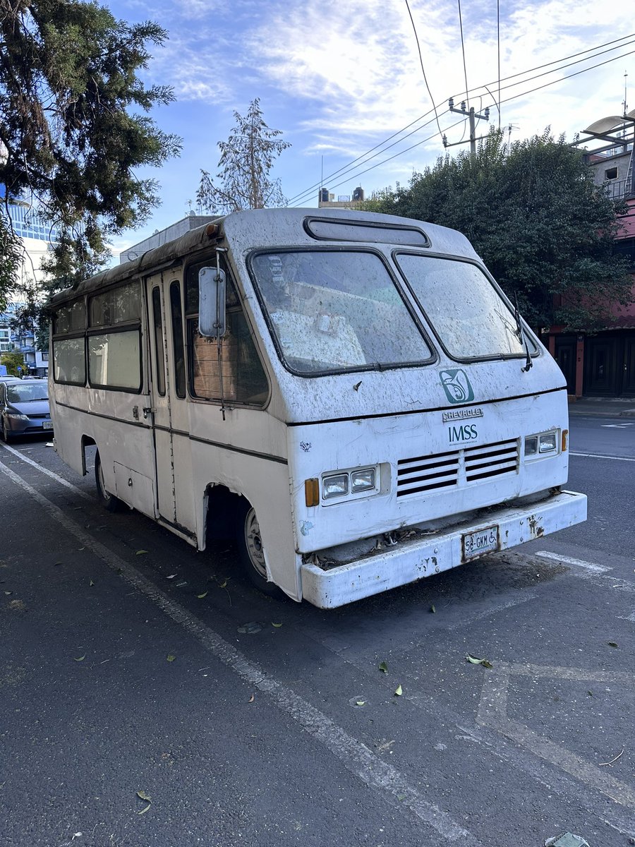 AndyArgil's tweet photo. @AlcaldiaBenito en colonia Nápoles se está formando un basurero gracias a una camioneta abandonada que se utiliza como bodega, favor de atender https://t.co/OypO2Dcn9N