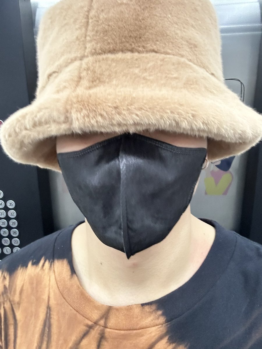 ChenRcj's tweet photo. เเฟนคลับหน้าตึกถาม ฮูอารยูว ใช่เหลากงไหมมม 555535355 เเล้วเขาก็คุยกันเองต่อ เธอจำเหลากงไม่ได้เหรอ เหลากงเเน่ๆ 5535535555563535555 https://t.co/MZ3L5L2MM2