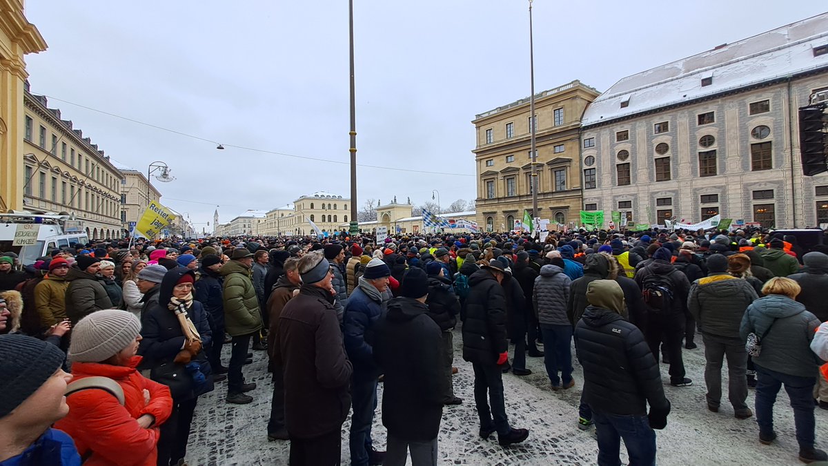 i_iangg's tweet photo. Hier ein paar Impressionen aus #München von der heutigen #Bauerndemo
Friedlicher Protest wohin das Auge reicht.
#Bauernproteste #b0801 #m0801 #Landwirte #Bauern #Umsturz #Muenchen https://t.co/aKpAEiziSY