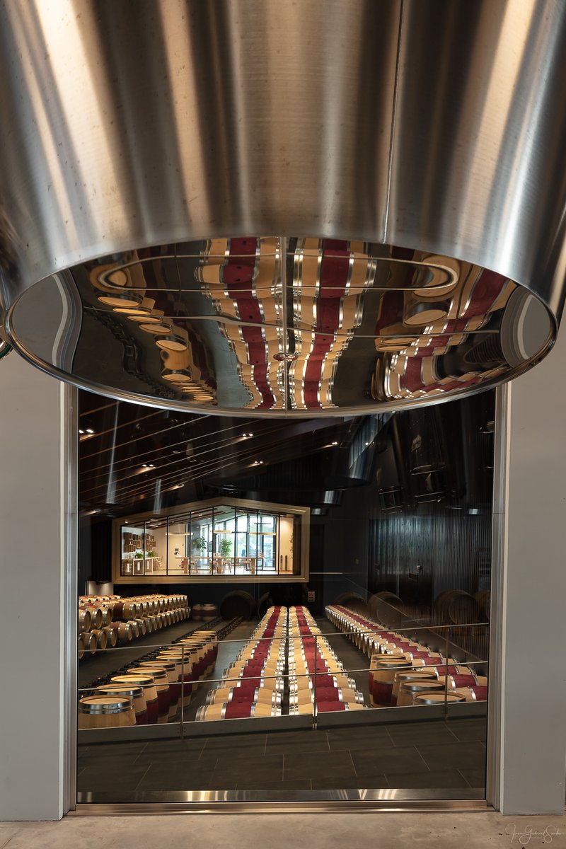 The 2023 vintage is resting in French oak barrels in the Carillon cellars for a period of 16 to 18 months.

Le millésime 2023 se repose dans le chai Carillon pour une durée de 16 à 18 mois en barriques de chêne français.

© Jean-Gabriel Soula