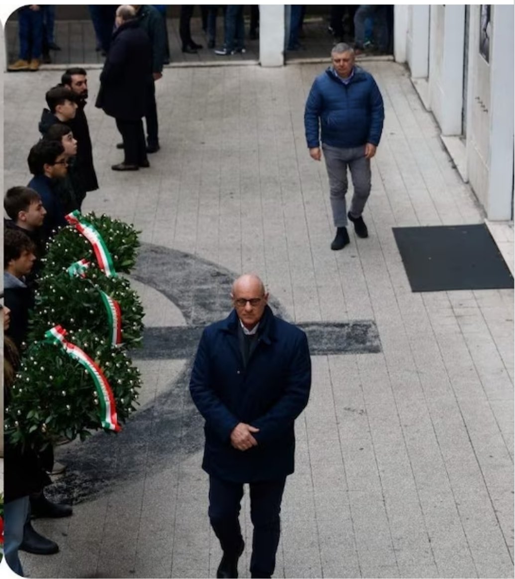 Capite perché <a href="/GiorgiaMeloni/">Giorgia Meloni</a> tace?
Secondo voi da cosa dovrebbe prendere le distanze?
Da uno del suo partito che è anche vice presidente della Camera?
#AccaLarentia