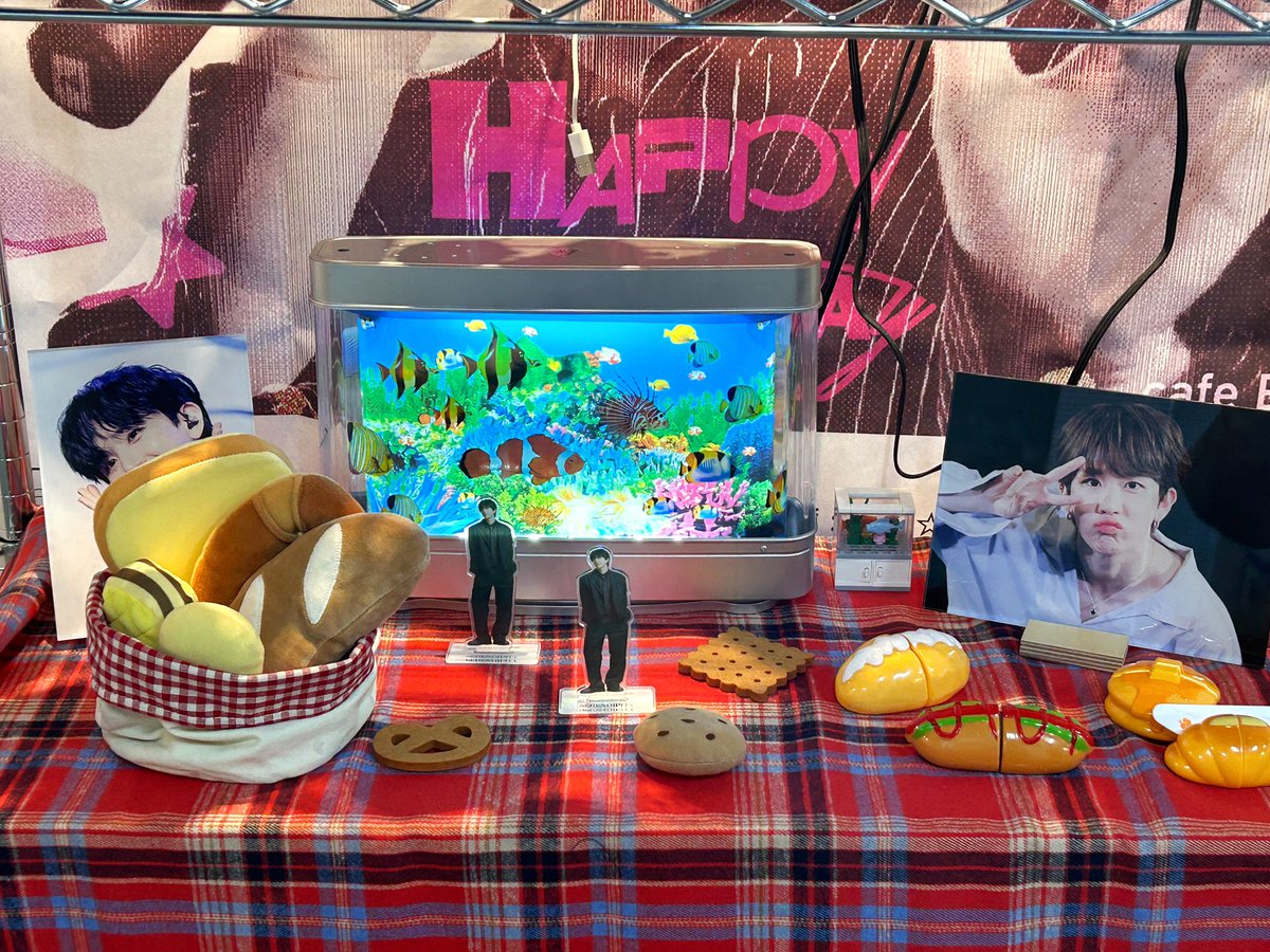 bbangyo2's tweet photo. 📍카페 EOD 빵‘s 베이커리

#병주곁에_언제나_BeWithYou

정말 보면서 디테일 하나하나에ㅜ기가막히단 소리가...
보면서도 얼마나 고생하셨을지 정성을 다 하셨을지가 보였어요 😢 아직 도착하지 않은 ⌒⌒ 제 팬콘 굿즈 실물로 볼 수 있어 다행이었구 넘 좋았습니다 ! 🩷 https://t.co/dRyb3EEmLW