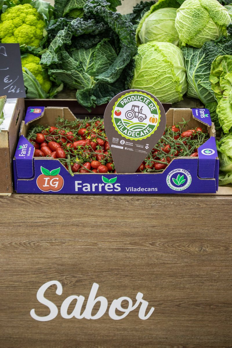 El producte local fa ciutat🔝

👉Recordeu que en més de 20 establiments de la ciutat podeu trobar aquest distintiu🚩 que indica que l'aliment és de #Viladecans🥬

Així pots saber si el que compres és de proximitat i temporada✅

Qualitat i proximitat, sempre de la mà 🙌