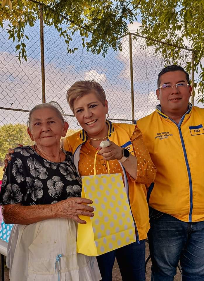 CD_ESA's tweet photo. En San Juan Opico, realizamos una fiesta para nuestros adultos mayores. Llevamos pastel, almuerzo, piñatas, obsequios y mucha diversión para todos.
Vota por Edith Mireya Monterrosa, candidata a Diputada por PARLACEN, casilla #1.
Vota por Silvia Tobar. https://t.co/eClHswRmss