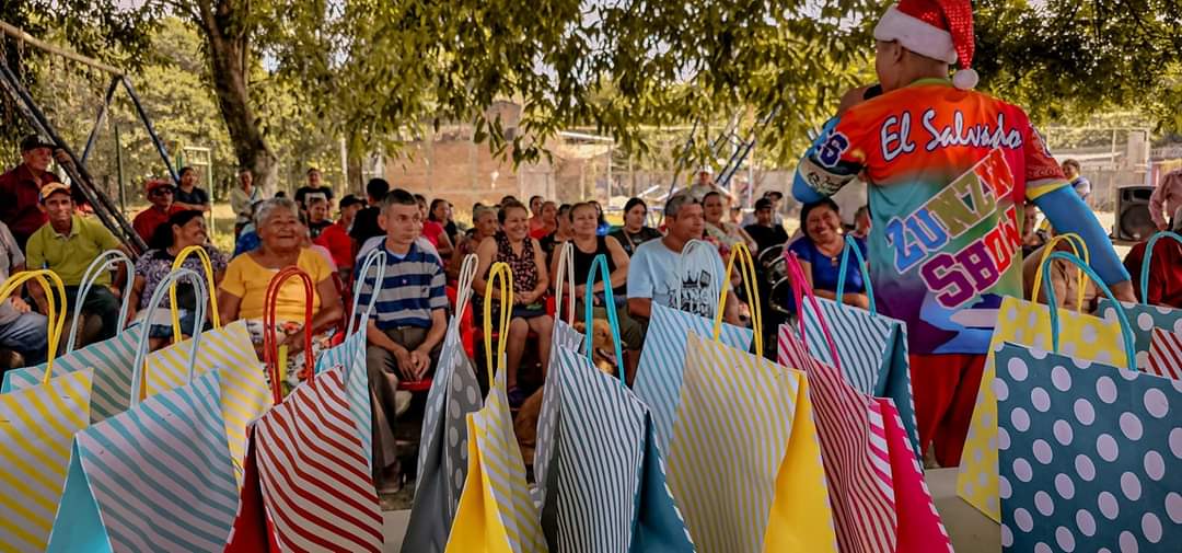 En San Juan Opico, realizamos una fiesta para nuestros adultos mayores. Llevamos pastel, almuerzo, piñatas, obsequios y mucha diversión para todos.
Vota por Edith Mireya Monterrosa, candidata a Diputada por PARLACEN, casilla #1.
Vota por Silvia Tobar.