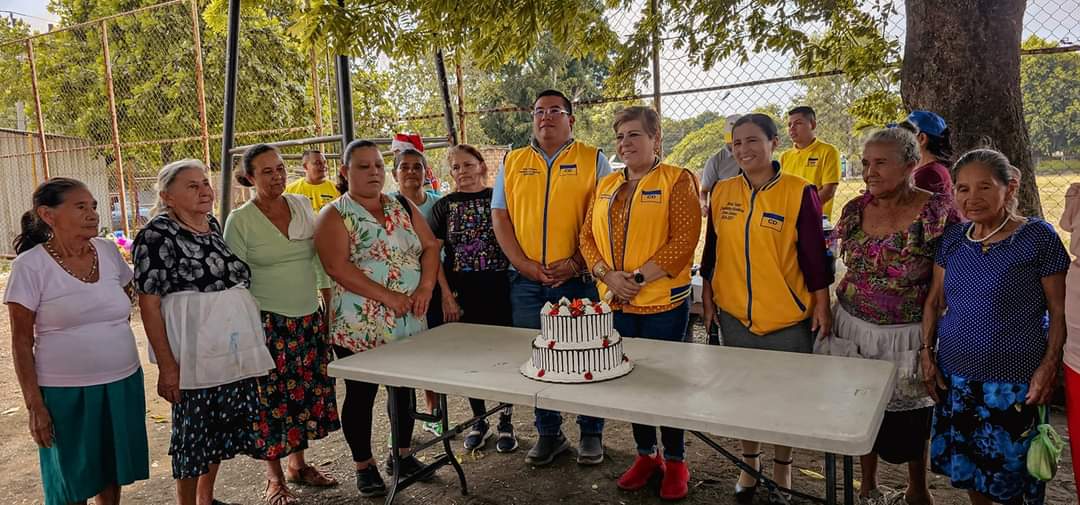 CD_ESA's tweet photo. En San Juan Opico, realizamos una fiesta para nuestros adultos mayores. Llevamos pastel, almuerzo, piñatas, obsequios y mucha diversión para todos.
Vota por Edith Mireya Monterrosa, candidata a Diputada por PARLACEN, casilla #1.
Vota por Silvia Tobar. https://t.co/eClHswRmss