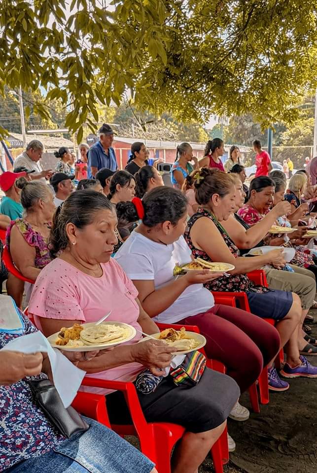 CD_ESA's tweet photo. En San Juan Opico, realizamos una fiesta para nuestros adultos mayores. Llevamos pastel, almuerzo, piñatas, obsequios y mucha diversión para todos.
Vota por Edith Mireya Monterrosa, candidata a Diputada por PARLACEN, casilla #1.
Vota por Silvia Tobar. https://t.co/eClHswRmss