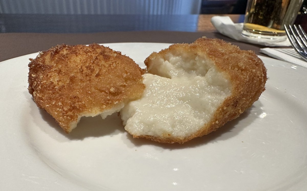InakiCaroUnsain's tweet photo. Croqueta de jamón. Muy buena. Siempre
#ViaVelez https://t.co/TJlKTAYqWk