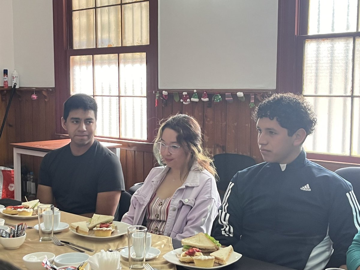 [Ahora]☕️🥪Desayuno. Nuestra Alcaldesa @brunildagonzalezalcaldesa, Concejales y Directores, se reúnen con Estudiantes destacados de #Caldera que rindieron la PAES

¡Felicidades a l@s estudiantes del CPPN, LMBE Colegio Caldera!