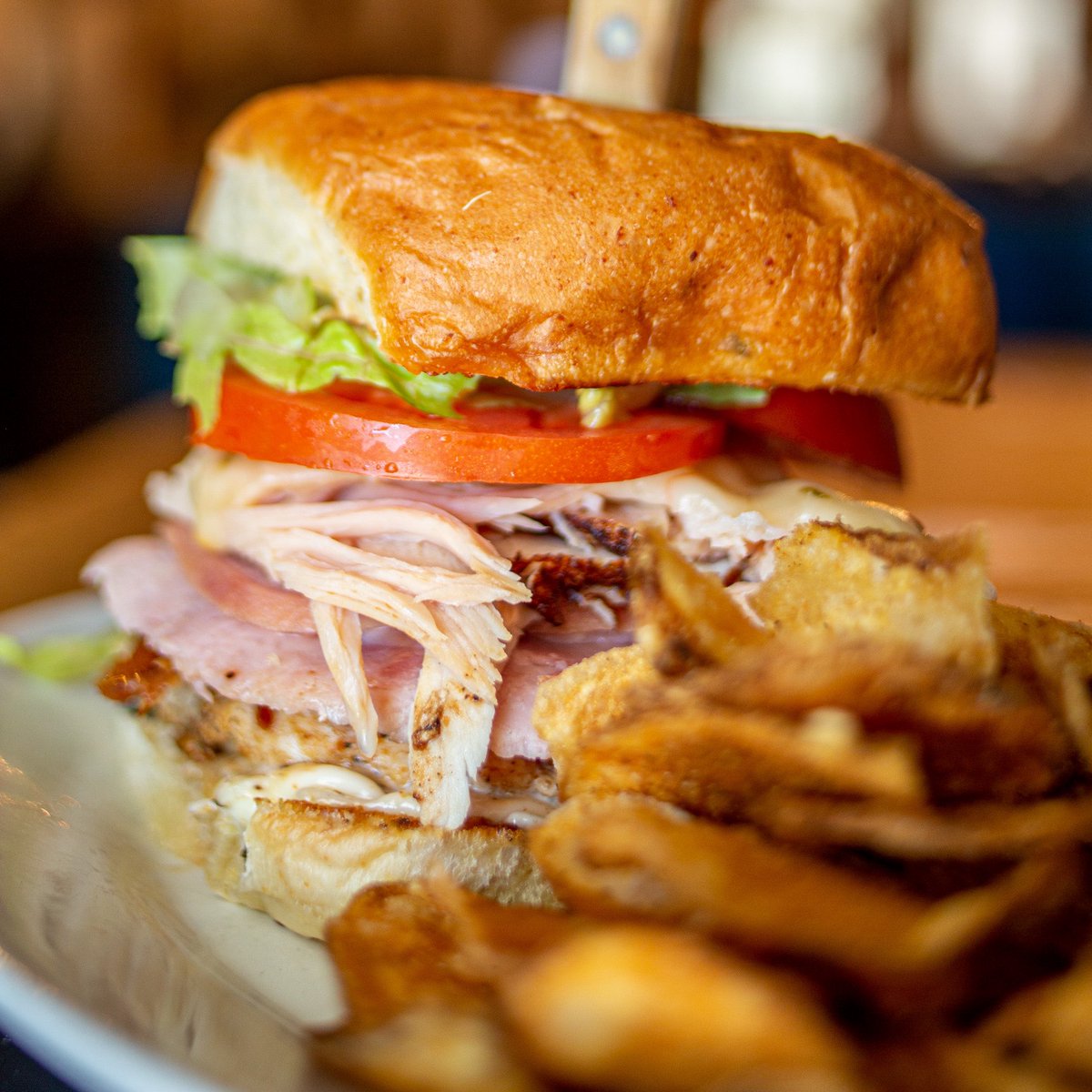 WilliesBR's tweet photo. MONDAY ain’t so bad! Grab lunch before the thunder rolls.
• Grilled Chicken Club
• Birria Grilled Cheese
• Signature Poboy
• MONDAY SPECIAL: WINGS 
#gobr #visitbatonrouge #lsu #lsutigers #batonrouge #batonrougerestaurants #louisiana #batonrougefoodies #louisianafoodies https://t.co/0hUdurETso