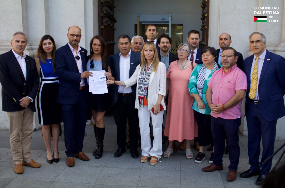 ComPalestinaCL's tweet photo. Grupo transversal del Congreso Nacional llegó hasta el Palacio de la Moneda para entregar una solicitud formal al presidente Gabriel Boric con la finalidad de que recurra a la Corte Penal Internacional. 

La carta entregada solicita al Presidente de la República que exija el inmediato cese a las hostilidades en territorio Palestino. Además, agrega que "recurra en el menor tiempo posible a la Corte Penal Internacional con el objetivo de que esta investigue, juzgue y condene a los criminales que han perpetrado, coordinado y coadyuvado en el Genocidio que hoy sufre la población civil Palestina en Gaza a la luz de las evidentes transgresiones al Derecho Internacional y el Derecho Internacional Humanitario".

@ivanmoreirab @marcoilabaca @mariseka @chahuan @AnaMariaGazmuri @sergiogahona @gonzalowinter @andreslongton @boris_barrera @HernanPalma_D12