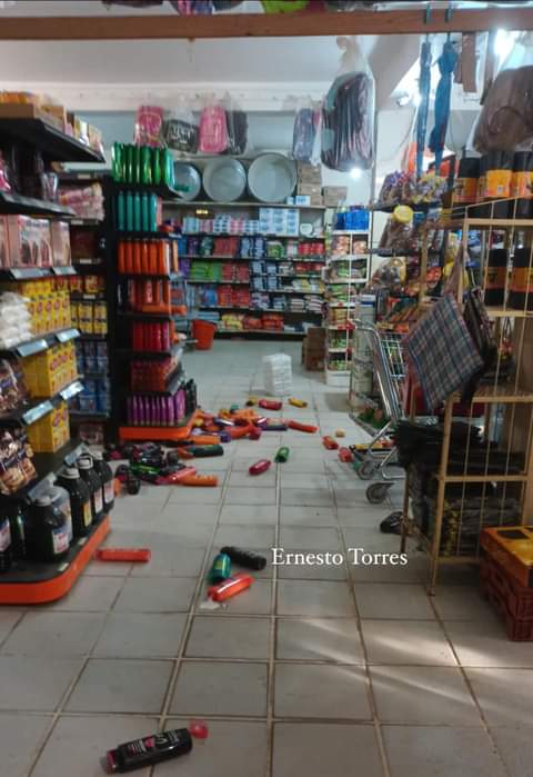 AlbertJulian13's tweet photo. 🚨Terror en santiago centro comerciante es acribillado dentro de su local por no pagar extorsión esto paso hace instantes en frankiln con Victor Manuel víctima fue llevada al hospital santa rosa se encuentra grave es la 2da víctima del año en el sector @Muni_Stgo @IraciHassler RT https://t.co/fzHEiIKd3W
