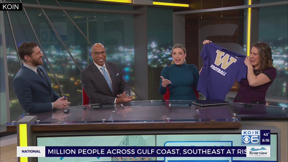 KelleyBayernWX's tweet photo. Go Dawgssssss! Much love from Portland! 💜💛🐺🎉 #Huskies @UW_Football @KOINNews https://t.co/dJilICSnBb