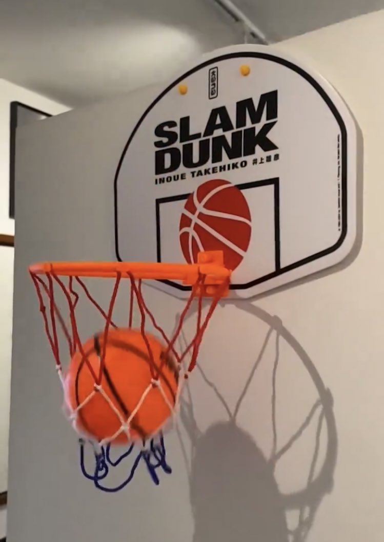 Inku_fr's tweet photo. 🚨 À l’achat du tome 1 de L’édition DELUXE du manga SLAM DUNK, un petit panier de basket Slam Dunk sera offert (dans les librairies participantes selon les stocks) ! 🏀 

Sortie : 19 Janvier en France. 🇫🇷 https://t.co/VrFwHeQ3c4