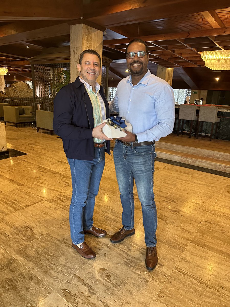 Recibiendo un regalo muy especial (Pan de Banana) de parte del compañero miembro de la DC Pedro Blanco y su esposa Gysell Almonte. Mi agradecimiento para ambos!💚💚💚