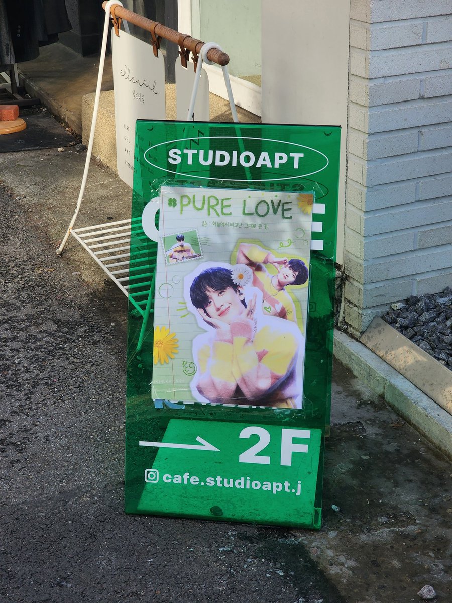 nabbang_00's tweet photo. @berryverrybbang 📍PURE LOVE (홍대 스튜디오 앱트)
가기 전부터 컵이 너무 이뻐서 꼭 가야겠던 카페입니다
크...내부가 너무 이뻐요 깨알 시간 1:08 이쁘다 이뻐
병주 오빠 생일 축하드려요🫶
#병주꽃_피워봐_참좋아
#Blooming_BYUNGJOOday https://t.co/gHrTjU7HnR
