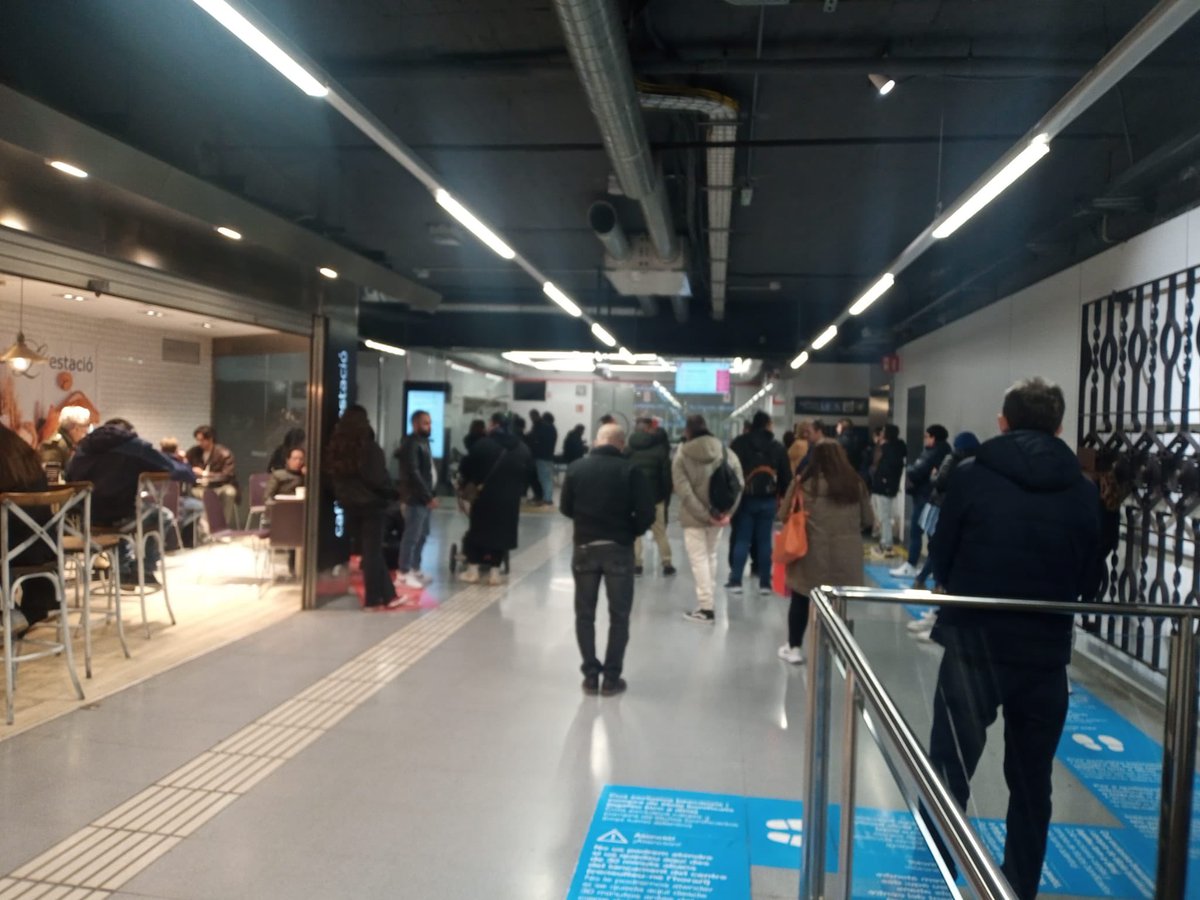 SoliMetrobcn's tweet photo. Baixen les temperatures i més d’1h d'espera als passadissos per obtenir la T-Mobilitat o comprar títols socials. Sobrecàrrega de feina per les treballadores dels #PuntsTMB i algunes sense la formació complerta. Totes paguen la mala gestió de les responsables
#SindicalismeCombatiu https://t.co/SqFIfkKRGI