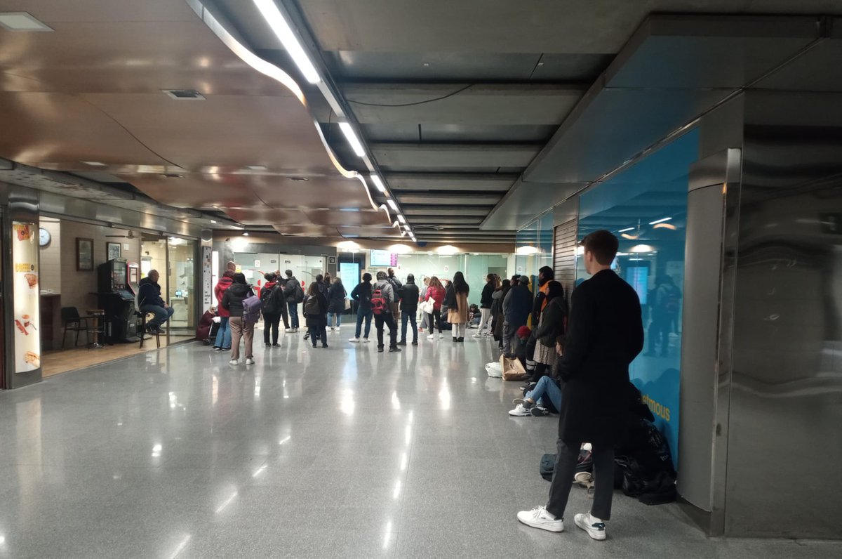 SoliMetrobcn's tweet photo. Baixen les temperatures i més d’1h d'espera als passadissos per obtenir la T-Mobilitat o comprar títols socials. Sobrecàrrega de feina per les treballadores dels #PuntsTMB i algunes sense la formació complerta. Totes paguen la mala gestió de les responsables
#SindicalismeCombatiu https://t.co/SqFIfkKRGI