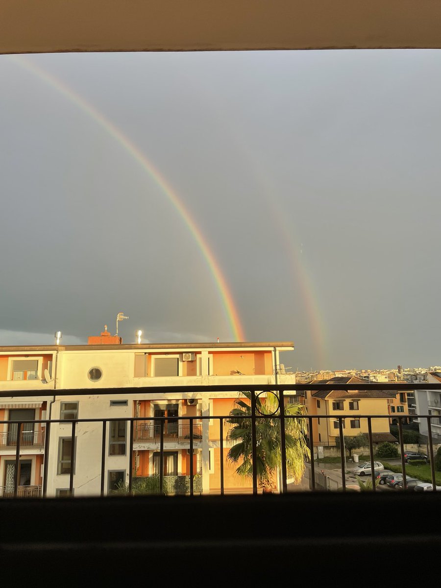 onairdadriano's tweet photo. momento raro: (cacca arcobaleno) al quadrato https://t.co/OPdUHmKBLP