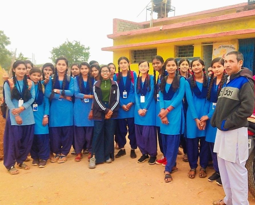 GECR_NSS's tweet photo. NSS GECR volunteers visited to the Government High School of Murta , Bemetara under SIKSHA MITRA YOJANA to have an interactive session with the higher secondary students to make them understand about the competitive exams and career opportunities.
#SHIKSHAMITRAYOJANA https://t.co/DCDMa56V5j