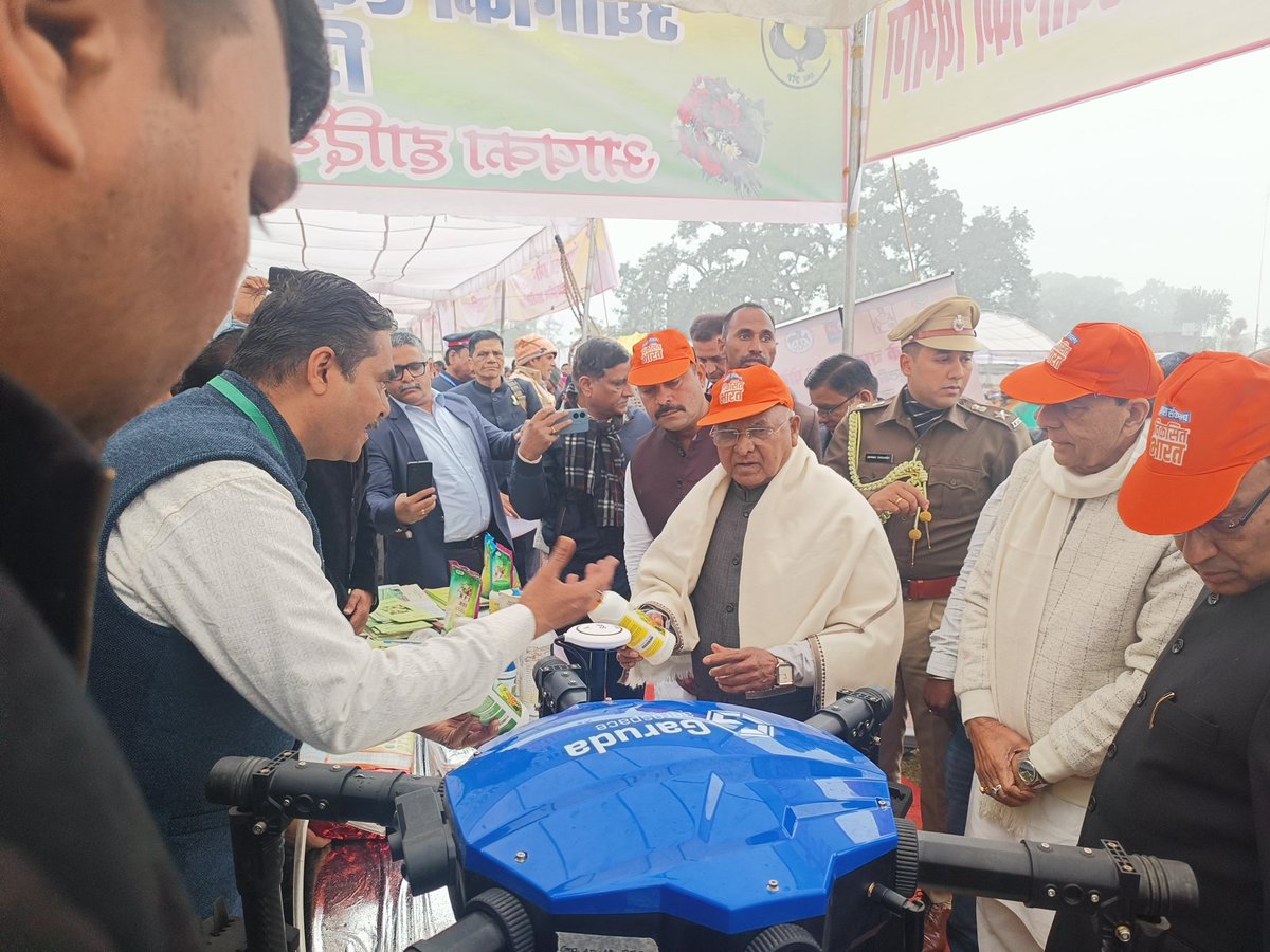 fo_bhopal's tweet photo. #VBSY के अंतर्गत ग्राम दीवानगंज, जिला रायसेन में माननीय राज्यपाल श्री मंगू भाई पटेल, माननीय माननीय सांसद श्री रमाकांत भार्गव* सहित जिले के जनप्रतिनिधि  द्वारा इफको नैनो यूरिया, इफको नैनो डीएपी  के प्रदर्शनी काअवलोकन किया गया और जानकारी प्राप्त की गई। @IFFCO_MP @IFFCO_PR https://t.co/HDK25CN1XS