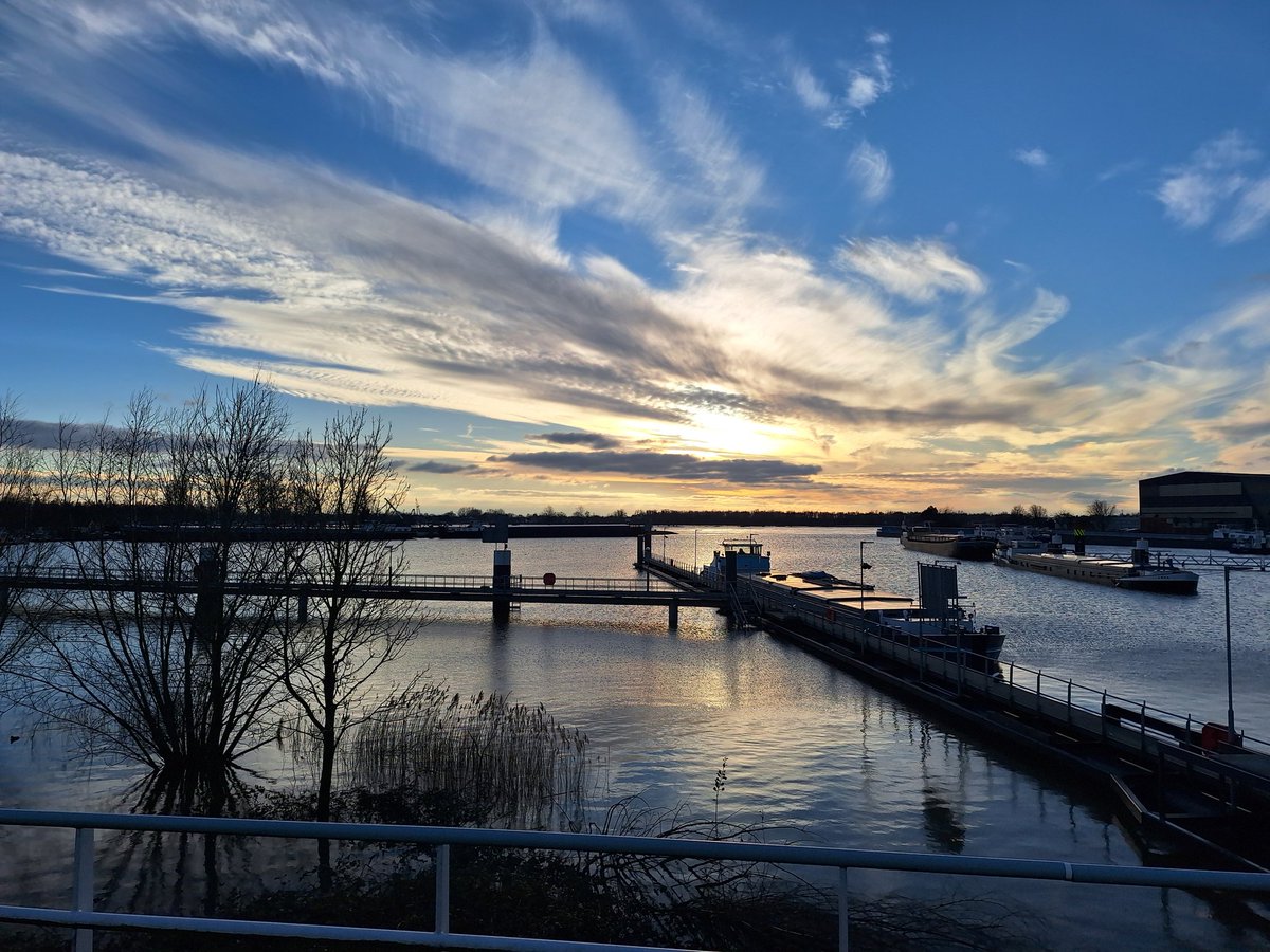 ElsbethVoss's tweet photo. Wat een prachtig licht toch, op dagen als dit! Dit was gisteren, vandaag is het wat grijzer en viel er een beetje, mooie sneeuw. Mooi stadje, mijn #Gorinchem! #Gorkum #stadswallen #winter #vestingstad #thuis https://t.co/fNXVXNsc9h