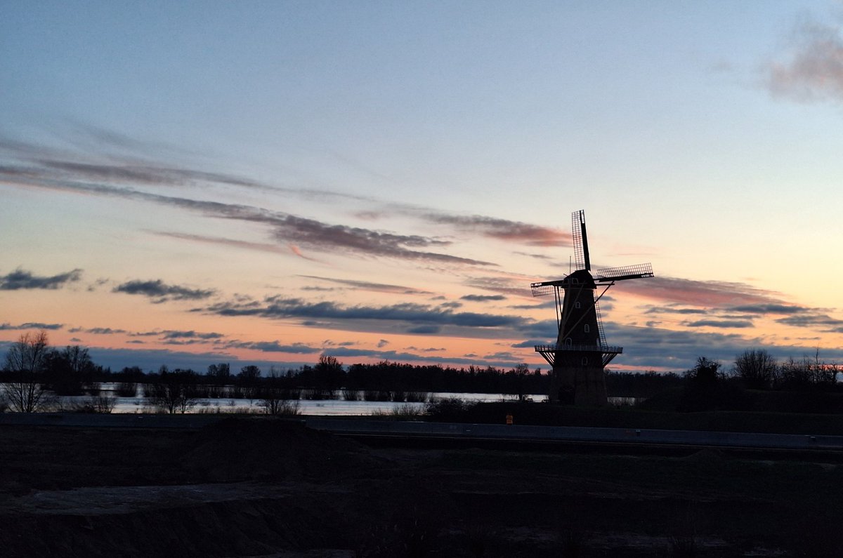 ElsbethVoss's tweet photo. Wat een prachtig licht toch, op dagen als dit! Dit was gisteren, vandaag is het wat grijzer en viel er een beetje, mooie sneeuw. Mooi stadje, mijn #Gorinchem! #Gorkum #stadswallen #winter #vestingstad #thuis https://t.co/fNXVXNsc9h