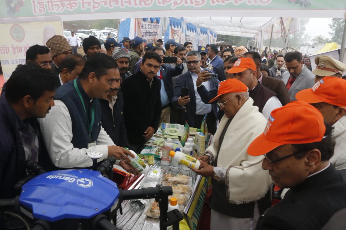 fo_bhopal's tweet photo. #VBSY के अंतर्गत ग्राम दीवानगंज, जिला रायसेन में माननीय राज्यपाल श्री मंगू भाई पटेल, माननीय माननीय सांसद श्री रमाकांत भार्गव* सहित जिले के जनप्रतिनिधि  द्वारा इफको नैनो यूरिया, इफको नैनो डीएपी  के प्रदर्शनी काअवलोकन किया गया और जानकारी प्राप्त की गई। @IFFCO_MP @IFFCO_PR https://t.co/HDK25CN1XS