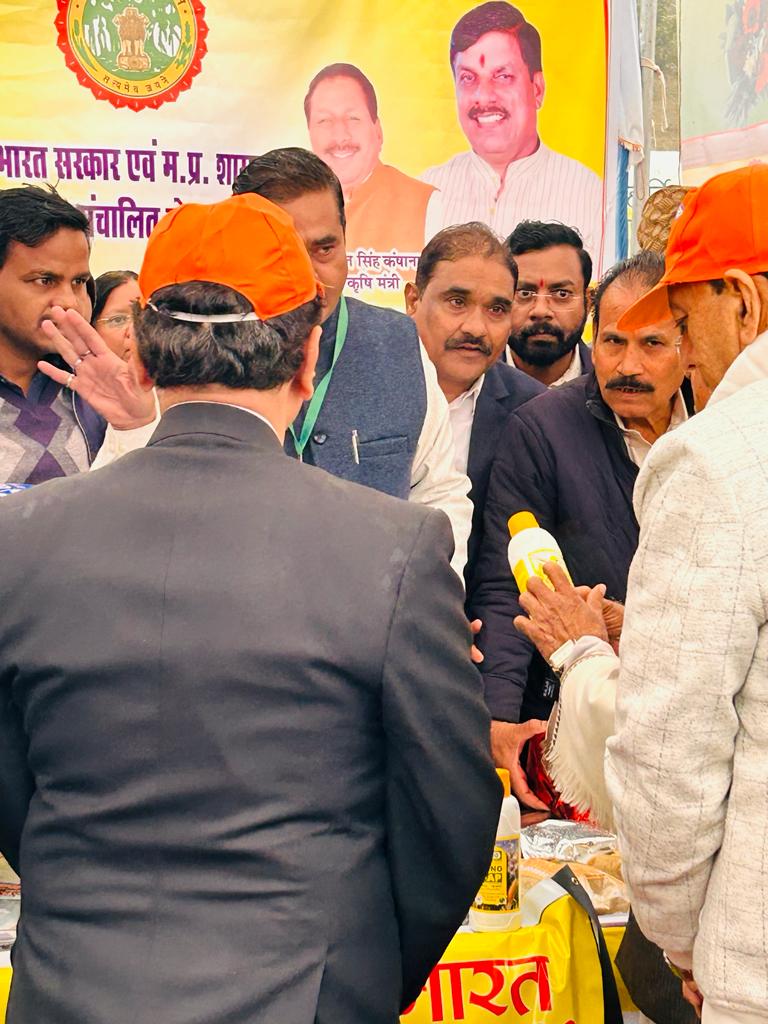 fo_bhopal's tweet photo. #VBSY के अंतर्गत ग्राम दीवानगंज, जिला रायसेन में माननीय राज्यपाल श्री मंगू भाई पटेल, माननीय माननीय सांसद श्री रमाकांत भार्गव* सहित जिले के जनप्रतिनिधि  द्वारा इफको नैनो यूरिया, इफको नैनो डीएपी  के प्रदर्शनी काअवलोकन किया गया और जानकारी प्राप्त की गई। @IFFCO_MP @IFFCO_PR https://t.co/HDK25CN1XS