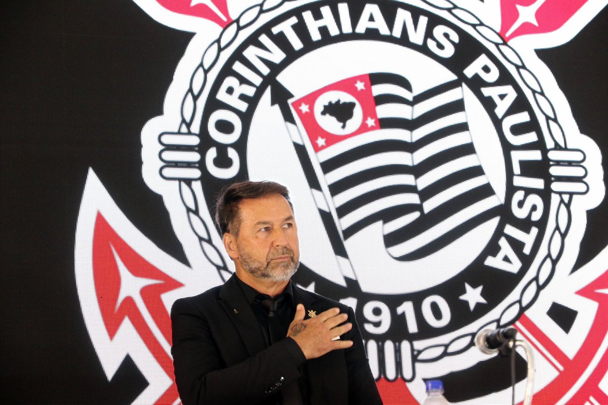 futebol_info's tweet photo. Após fechar o maior patrocínio máster da história do futebol brasileiro, Corinthians quer anunciar mais um patrocinador nesta semana e passar dos R$ 200 milhões anuais na camisa.

Além disso, o clube tem negociações avançadas para vender os naming rights do CT Joaquim Grava. A diretoria deve usar parte do dinheiro para ampliar a capacidade da Neo Química Arena.

🗞 @UOLEsporte 
📸 José Manoel Idalgo/Ag. Corinthians