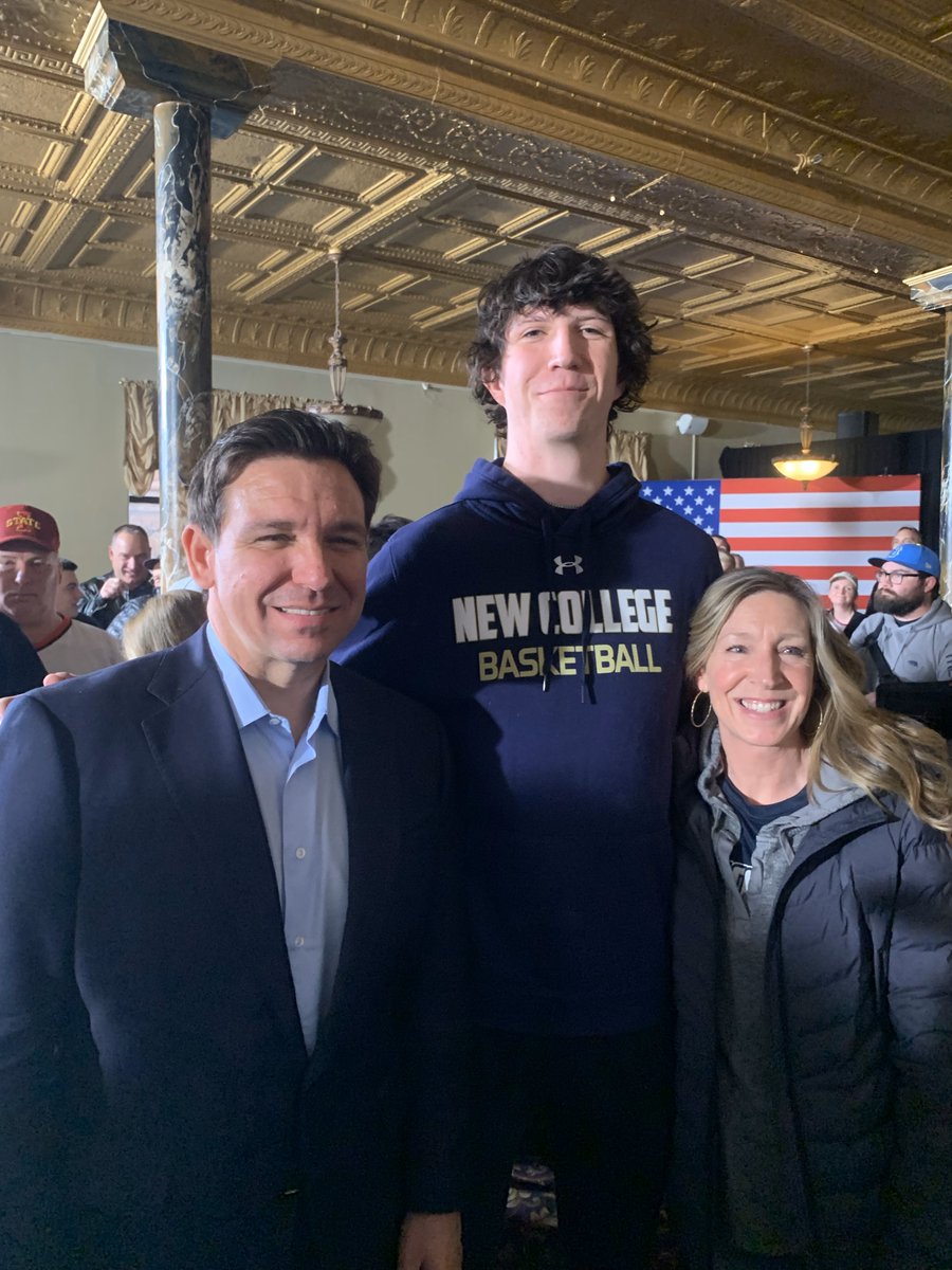 Great to see Caden Dewey at an event in Iowa! <a href="/NewCollegeofFL/">New College of Florida</a> is grateful to <a href="/GovRonDeSantis/">Ron DeSantis</a> for his support of the college. #gomightybanyans