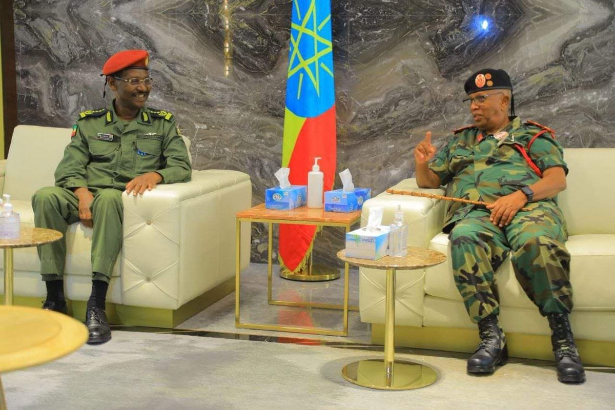 FarahanDawwid's tweet photo. ፊልድ ማርሻል ብርሃኑ ጁላ እና አቻቸው የሶማሊላንዱ ጠቅላይ ኢታማዦር ሹም ሜጄር ጄኔራል ኑህ ኢስማኤል ታኒ  በሁለቱ  ሐገራት መካከል ስለሚኖረው ወታደራዊ ትብብር ውይይት እያደረጉ ነው።
#55th #194th #Somaliland #Ethiopia https://t.co/lc0HfLeFBz