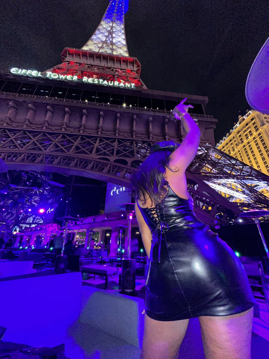 LalaUBeezy's tweet photo. Happy Birthday  cousin 🥂#32 #lasvegas https://t.co/kWDpFt9MM6